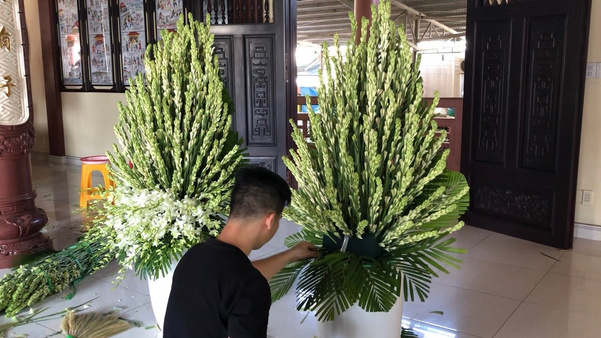 Bình hoa huệ trắng thơm ngát mang lại sự thanh tịnh cho không gian thờ (Nguồn: Internet)